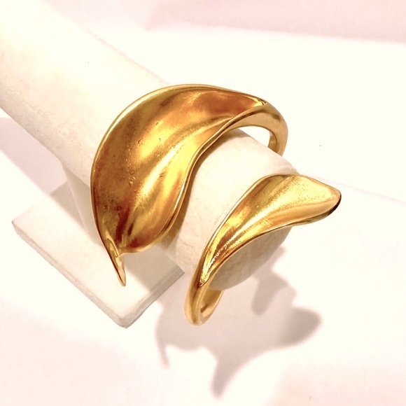 ZARA Contemporary Calla Lilly Matte Gold Statement Bangle 🌟GORGEOUS 🌟 - Picture 3 of 7